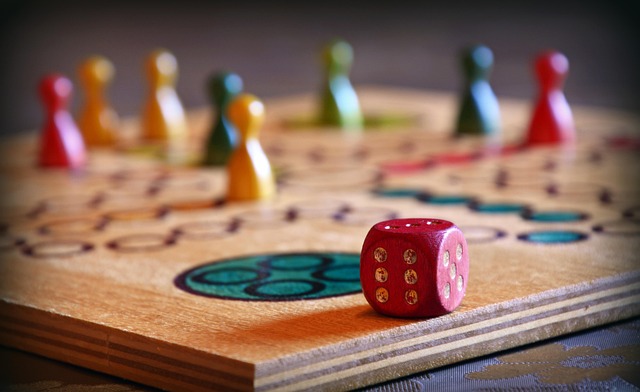 Een gezellige groep vrienden die lachend een bordspel spelen.