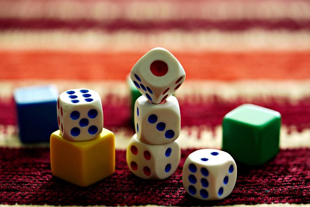Verschillende dobbelstenen liggen klaar voor een spel